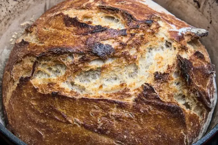 Chrupiący keto chleb z piękną, zarumienioną skórką i puszystym wnętrzem, idealny na śniadanie.