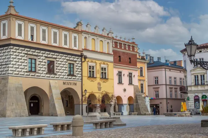Kolorowe kamienice zdobią rynek w Tarnowie. Muzeum mieści się w zabytkowej części miasta.