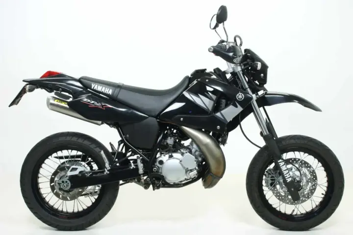 Czarny motocykl Yamaha DT 125 z naklejkami DTX i wydechem Arrow. Idealny do miasta i terenu, sprawdź yamaha dt 125 dane techniczne.