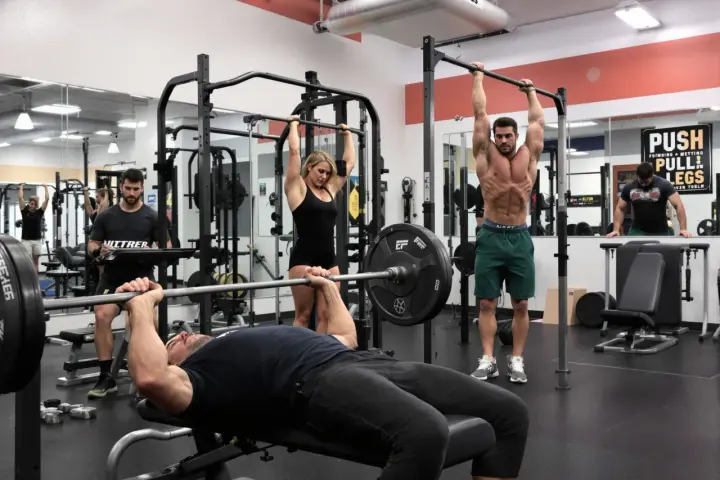 Twój CrossFit: Jak ułożyć plan treningowy i unikać kontuzji?