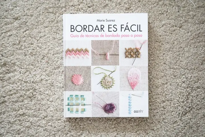 Libro "Bordar es Fácil" con ejemplos de puntadas y técnicas. Aprende qué es bordar con esta guía paso a paso.