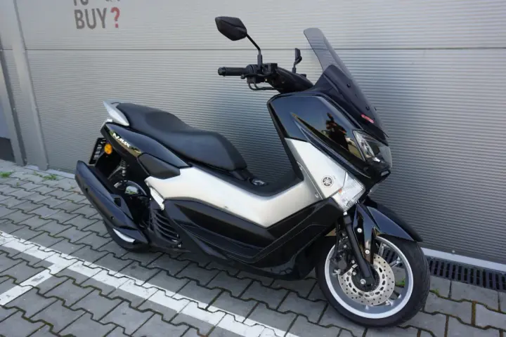 Czarny skuter Yamaha NMAX 125, idealny do miasta. Sprawdź jego dane techniczne i możliwości.