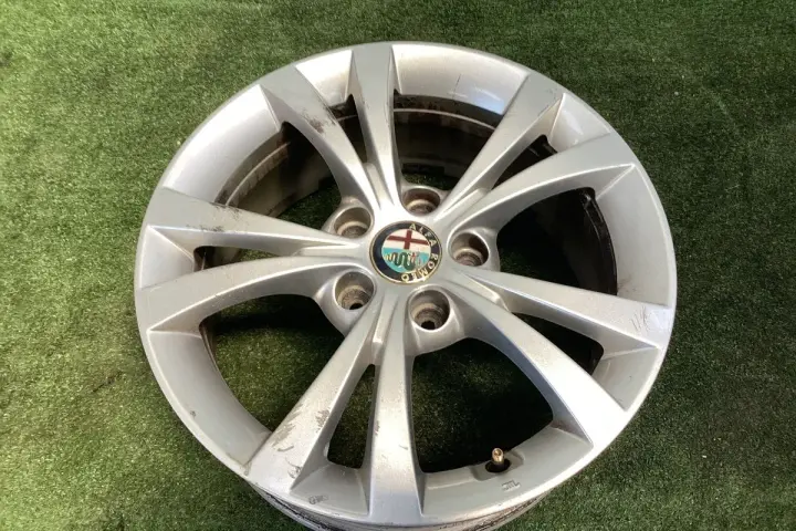 Cerchi in lega Alfa Romeo Giulietta 17 pollici, con logo centrale.