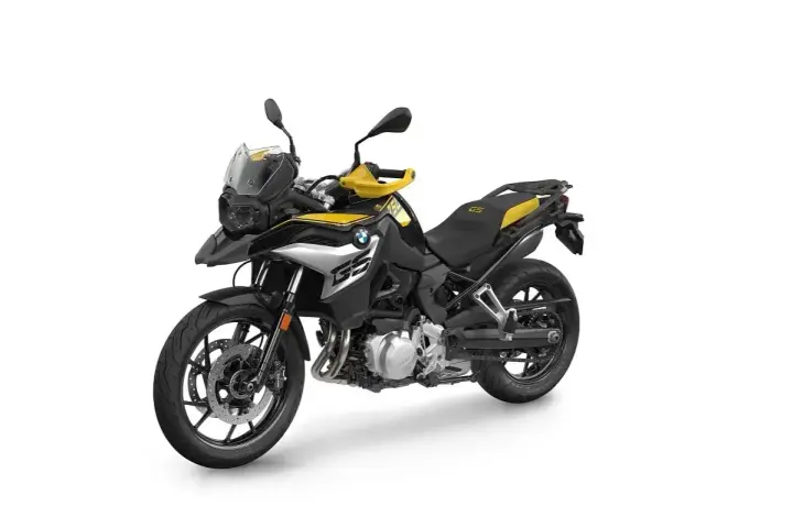 Czarny motocykl BMW f750gs z żółtymi akcentami, gotowy na przygodę.