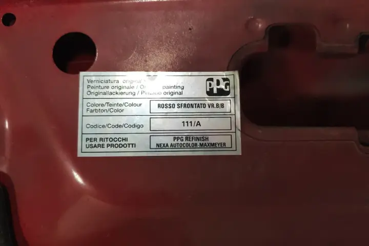 Etichetta su Fiat 500 rossa: codice colore "Rosso Sfrontato VR.B/B", codice 111/A.