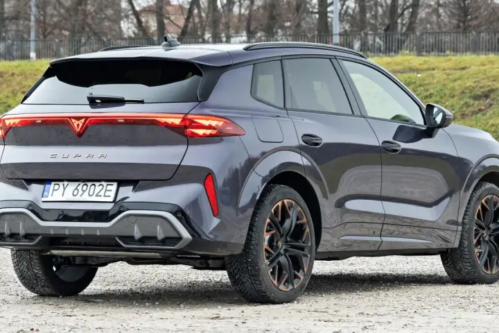 Ciemnoszary Cupra Terramar z charakterystycznymi światłami LED i felgami. Sprawdź, jaka jest cupra terramar cena.