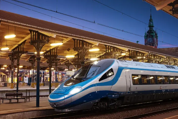 Nowoczesny wagon sypialny Pendolino na peronie dworca Gdańsk Główny. Wieczorne światła tworzą magiczną atmosferę.