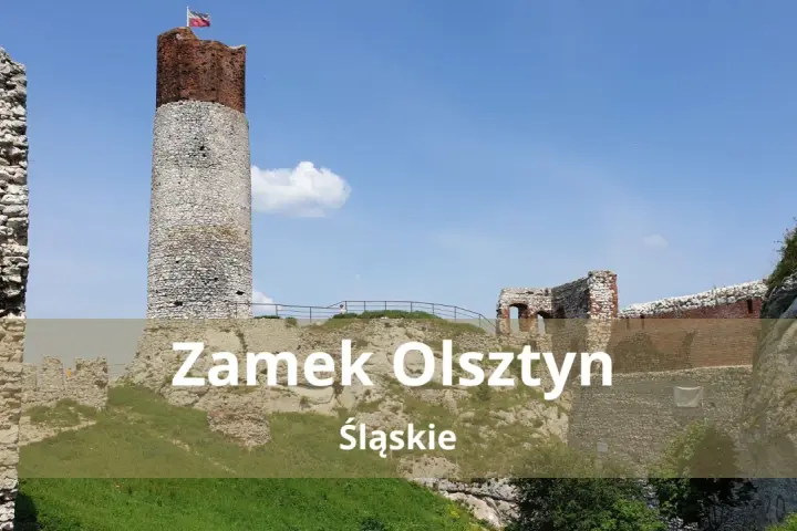 Zamek Olsztyn, ruiny średniowiecznej warowni na Jurze Krakowsko-Częstochowskiej, dumnie wznosi się na tle błękitnego nieba.