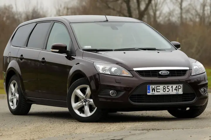 Brązowy Ford Focus MK2 kombi na drodze.