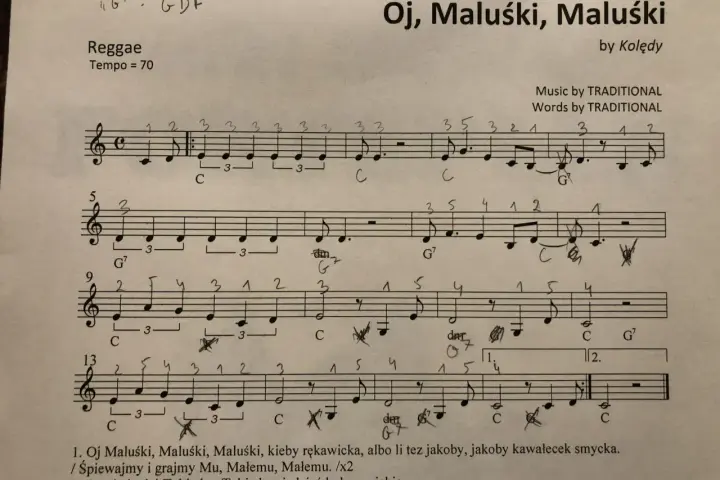 Muzyka "Oj, Maluśki, Maluśki" w rytmie reggae, jakby z dawnych lat w Ameryce. Tempo 70.