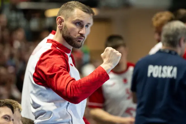Michał Daszek, z zaciętą miną i zaciśniętą pięścią, kibicuje swojej drużynie.
