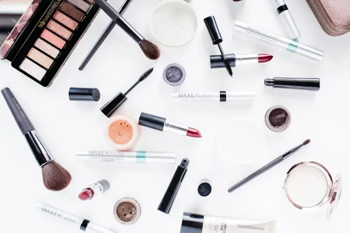 Jak dobrać krem BB, rozświetlacz i bronzer w kremie do codziennego makijażu twarzy? Przegląd produktów i wskazówki, na co zwrócić uwagę przy wyborze