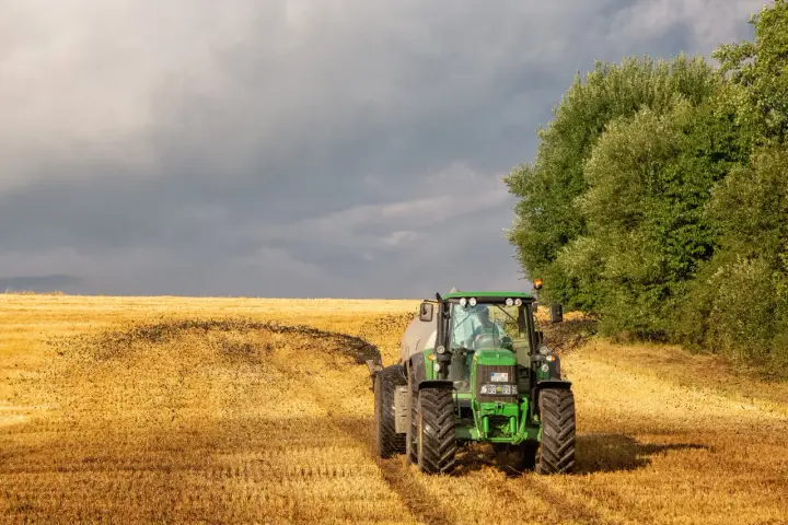 Biologiczne nawożenie pól: jak naturalnie poprawić żyzność roli?