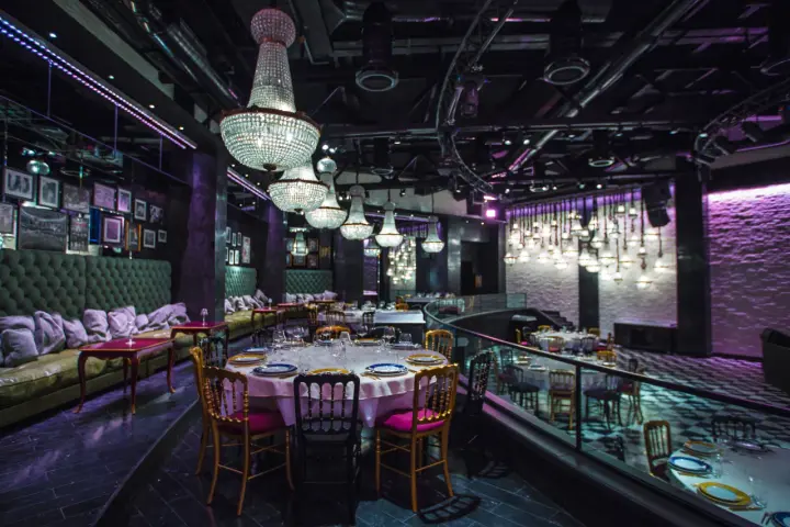 Od stołu do stołu: jak gastronomia zmieniła współczesną rozrywkę