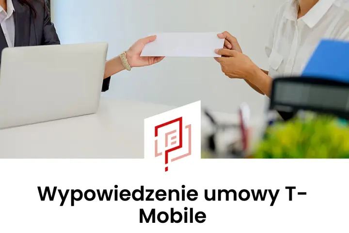 Dwie osoby przekazują sobie białą kopertę przy biurku z laptopem.