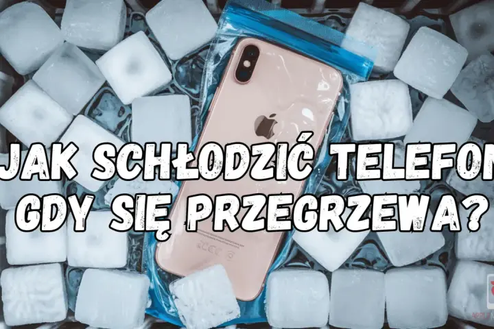Jak schłodzić telefon, gdy się przegrzewa? iPhone w woreczku, otoczony kostkami lodu.