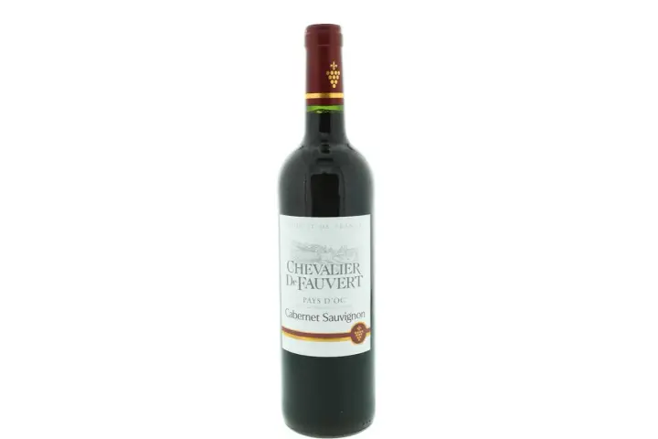 Bouteille de vin rouge, un **cabernet sauvignon** fruité de France, étiquette Chevalier De Fauvert, Pays d'Oc.