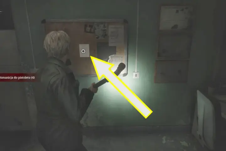 James szuka wskazówek w Silent Hill 2 poradnik. Na tablicy ogłoszeń widać dokumenty i zdjęcia.