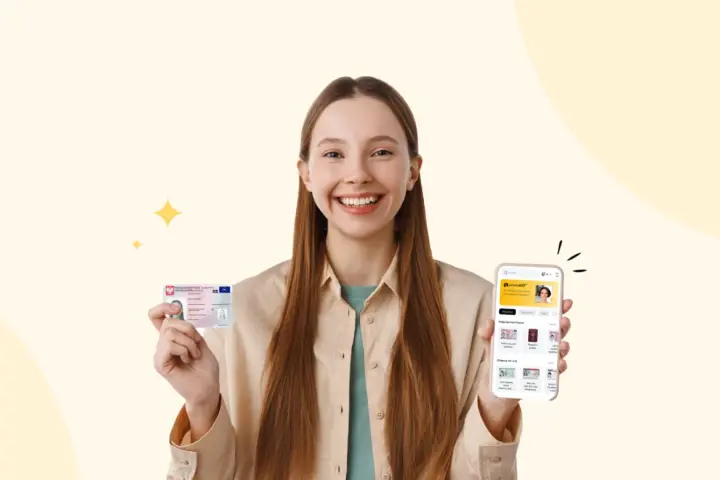 Uśmiechnięta dziewczyna trzyma dowód osobisty i smartfon z aplikacją do zdjęć do dowodu.