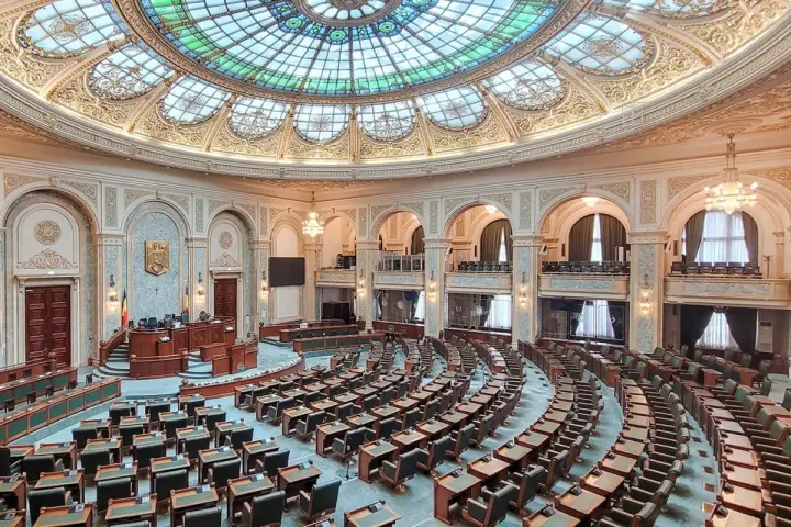 Wnętrze sali plenarnej, gdzie odbywają się obrady bukareszt parlament. Wspaniała, zdobiona kopuła i rzędy pustych miejsc czekają na posłów.