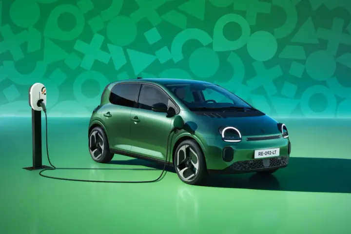 Zielony samochód elektryczny Renault Twingo E-Tech podłączony do ładowarki na tle zielonej grafiki.
