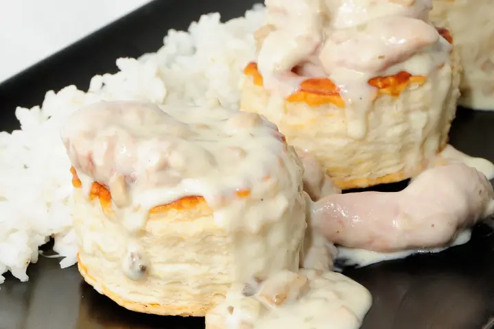 Bouchee a la reine cremoso sobre arroz blanco, un plato elegante y delicioso.