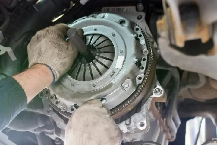 Mechanik wymienia sprzęgło. Uszkodzony wysprzęglik objawy mogą być różne, np. trudności ze zmianą biegów.