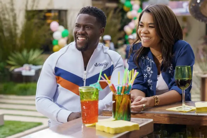 Kevin Hart i Regina Hall śmieją się przy barze, idealni do Netflix polecane filmy.