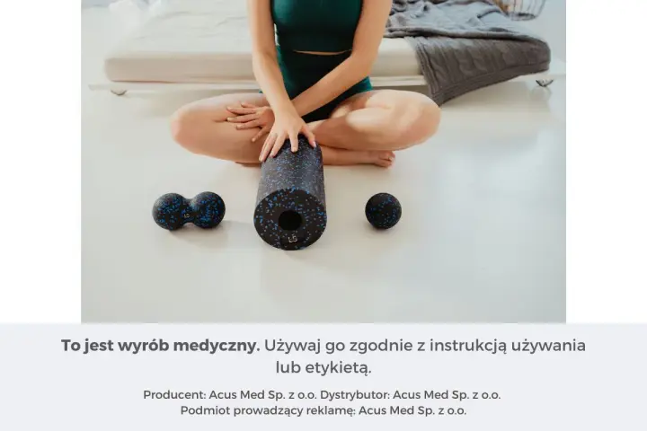Kobieta siedzi na podłodze z wałkiem i piłkami do masażu. Różne masaż rodzaje dla relaksu.