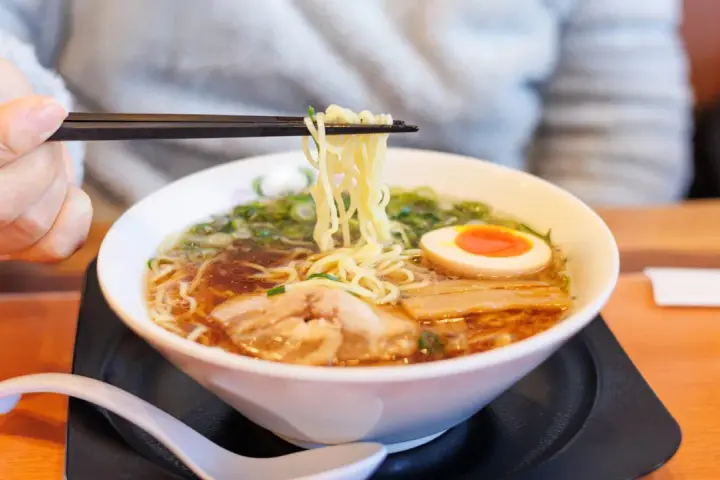Jak zrobić ramen z zupki chińskiej? Proste triki na bogaty smak