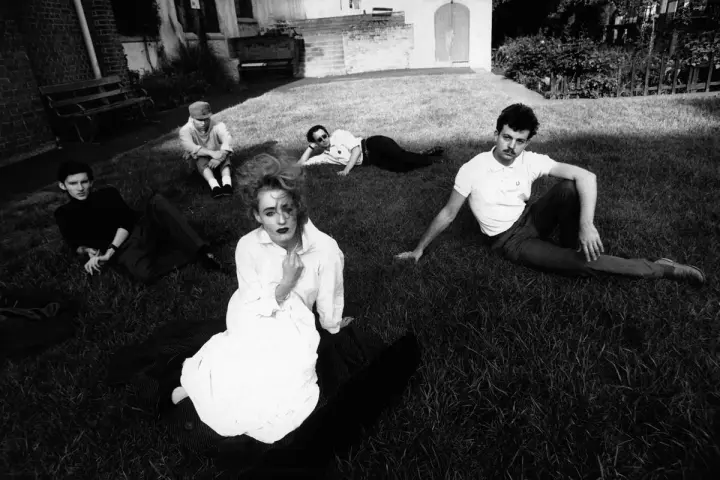 Zespół Dead Can Dance na trawie, w tym Lisa Gerrard w białej sukni.