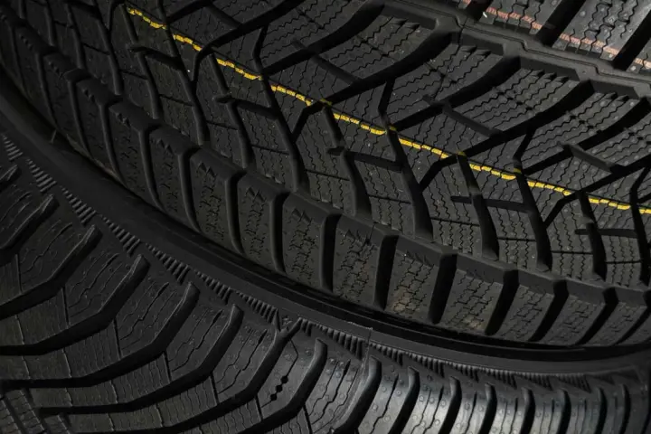 Gomme invernali con battistrada profondo e linea gialla, pronte per affrontare anche 20 gradi di caldo inaspettato.