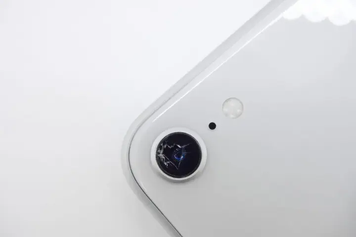 Ile kosztuje wymiana szkiełka aparatu w telefonie? Sprawdź ceny!