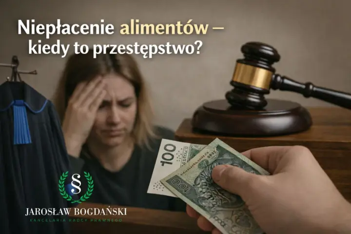 Niepłacenie alimentów może być przestępstwem z art. 209 par. 1 kk. Sądowy młotek, szaty prawnicze i pieniądze symbolizują konsekwencje prawne.