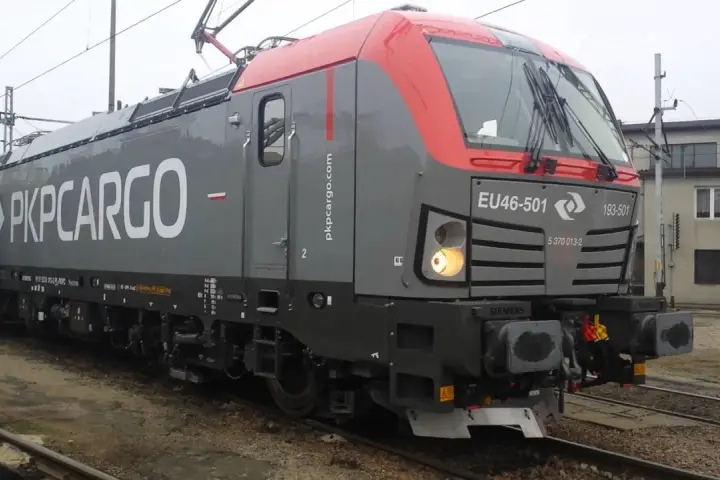 Lokomotywa PKP Cargo EU46-501 z napisem "PKPCARGO" na szarym boku i czerwonym przodem.