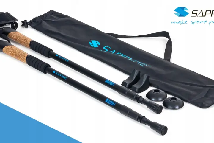 Kije trekkingowe Sapphire z korkową rączką i pokrowcem. Czy kije trekkingowe można używać do nordic walking? Tak, z odpowiednimi końcówkami.