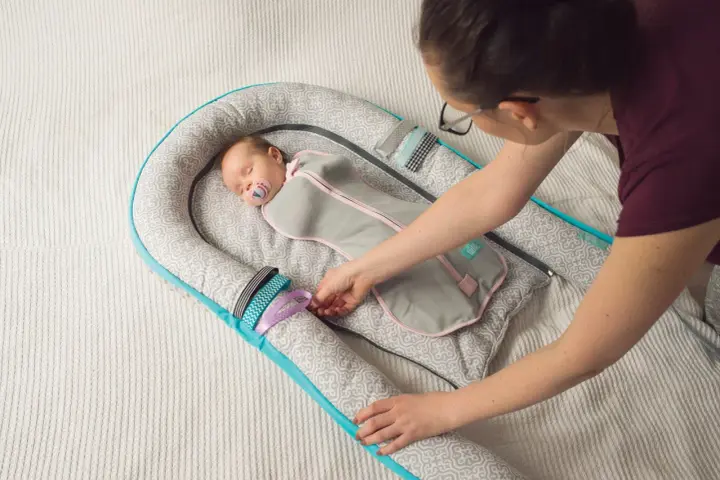 Kokon niemowlęcy zapewnia bezpieczny sen, minimalizując ryzyko śmierci łóżeczkowej. Dziecko śpi spokojnie, otulone w otulacz.