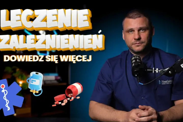 Leczenie uzależnień: mężczyzna w kitlu przed mikrofonem, symbol medyczny, kroplówka i rozsypane tabletki. Dowiedz się więcej o pomocy.