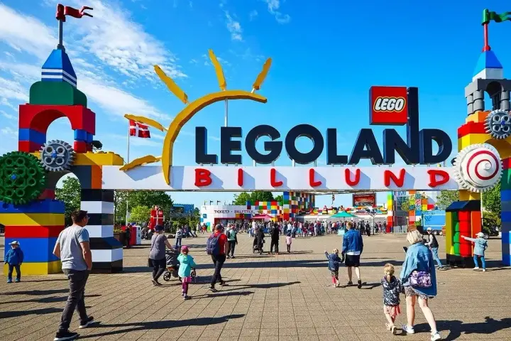 Brama do Legolandu w Billund, z czego słynie dania, zbudowana z klocków Lego.