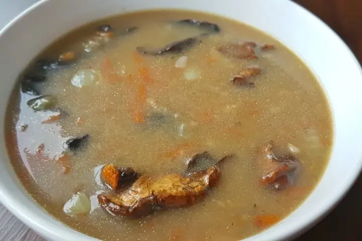 Zupa grzybowa z suszonych grzybów: Perfekcyjny przepis krok po kroku