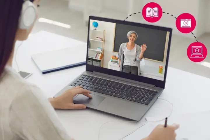 Dziewczyna w słuchawkach uczy się zdalnie na laptopie, gdzie nauczycielka prowadzi lekcję.