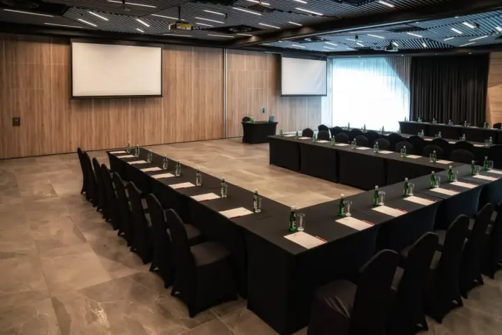 Wynajem sali konferencyjnej jaki VAT: uniknij kosztownych błędów