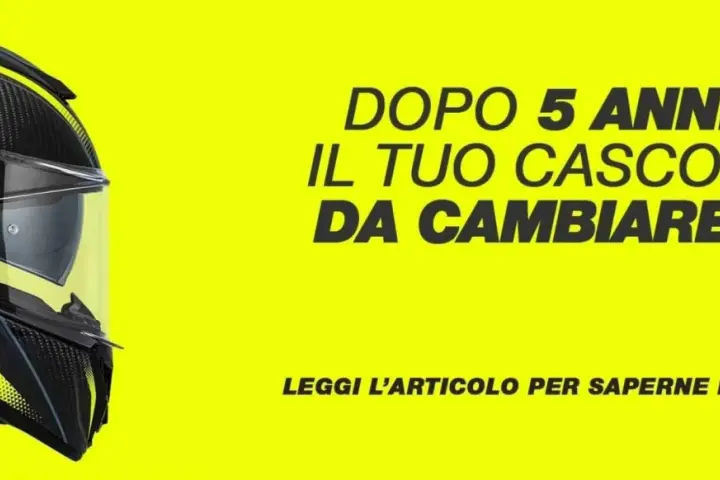 Casco da moto in carbonio con dettagli gialli. Le sue parti, come la visiera e la calotta, sono visibili. Il testo suggerisce di cambiare il casco dopo 5 anni.