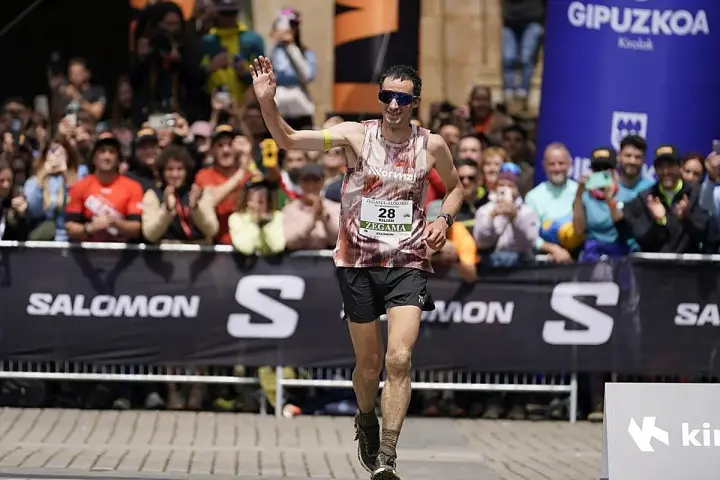 Kilian Jornet cruza la meta en Zegama, saludando a la multitud.