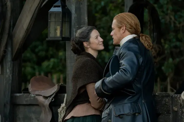 Claire i Jamie w outlander sezon 8, patrzą na siebie z miłością.