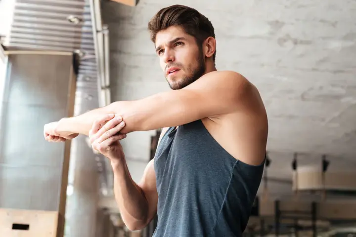 Uomo che si allena, sport contro ansia. Stretching per liberarsi dalle tensioni.