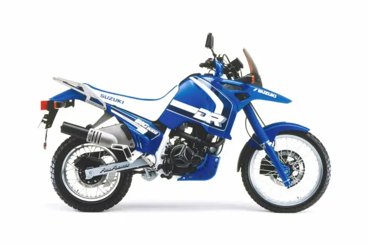 Niebieski motocykl Suzuki DR 800 BIG. Dane techniczne tego modelu to potężny silnik i terenowe możliwości.