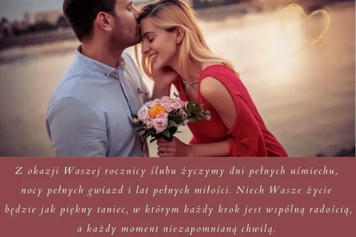 Para świętuje 18 rocznicę ślubu. On całuje ją w czoło, ona trzyma bukiet róż.
