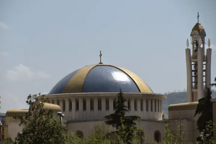 Imponująca kopuła i wieża kościelna symbolizują bogatą albania religia.