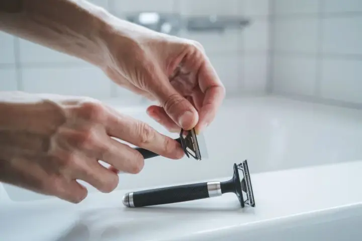 Wymiana żyletki w maszynce tradycyjnej? Zrób to bezpiecznie!